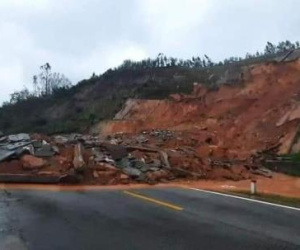 Mưa lớn liên tục khiến hàng trăm m3 đất đá núi Hòn Một sạt lở vùi lấp tuyến đường Cảnh Dương, huyện Phú Lộc, Thừa Thiên Huế.