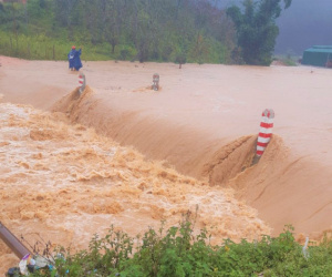 Lâm Đồng: Nước lũ cuốn trôi 4 du khách, 2 người mất tích