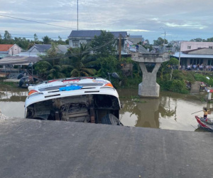 Tiền Giang: Sập cầu, xe tải chở 15 tấn lúa rơi xuống sông