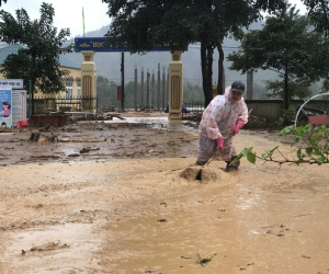 Sáng lên lớp, chiều dọn bùn