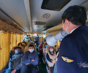 Lên từng xe nhắc hành khách đeo khẩu trang phòng Covid tránh bị phạt 3 triệu đồng