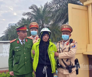 Cảnh sát giao thông Hà Nội chạy bộ đuổi bắt tên cướp có hung khí