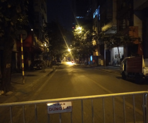 Sơ tán người dân trong đêm để di dời quả bom giữa phố Hà Nội