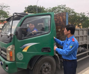 Hải Dương: Tài xế xe quá tải chốt cửa, gọi 