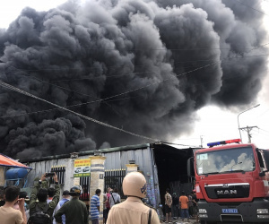 Khói đen cuồn cuộn bao trùm xưởng tái chế phế liệu ở Bình Dương