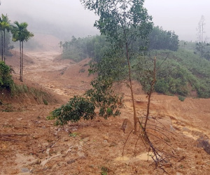 Một ngôi làng ở Quảng Ngãi bị vùi lấp sau tiếng nổ lớn