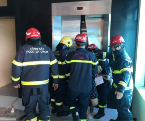 Hà Nội: Giải cứu 38 người mắc kẹt trong thang máy