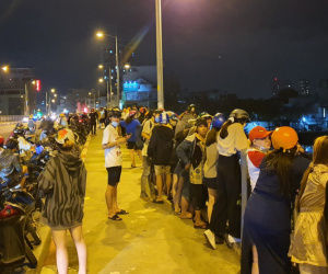 2 vợ chồng nhảy sông Sài Gòn tự tử, người dân chen nhau đứng trên thành cầu để theo dõi, quay phim