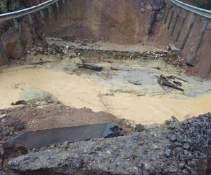 Hình ảnh lũ cuốn đứt đôi quốc lộ 26 ở Đắk Lắk, giao thông chia cắt