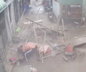 Sập giàn giáo, 3 công nhân rơi từ độ cao 7m