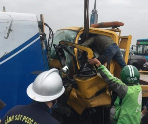 Tai nạn 1 người bị thương, cầu Nhật Tân ùn tắc nhiều giờ