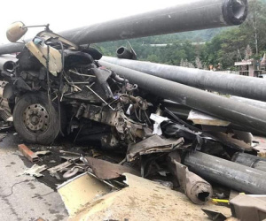 Xe đầu kéo chở cột điện húc dải phân cách, tài xế tử vong tại chỗ