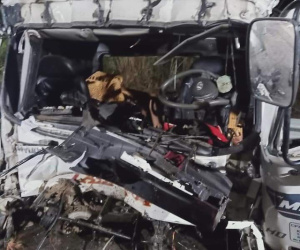 Ô tô tải tông trúng xe đầu kéo trên cao tốc Nội Bài - Lào Cai khiến 2 người tử vong