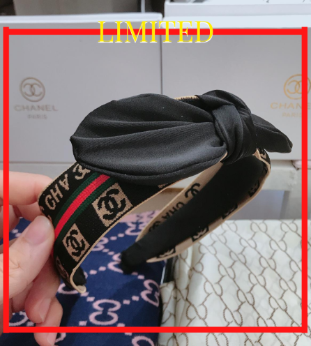 CÀI TÓC HIỆU CHANEL SỌC ĐỎ ĐÍNH NƠ MÀU ĐEN - MÃ CH026