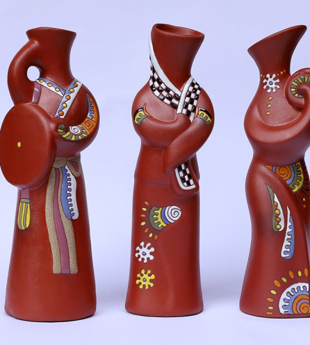 Lọ hoa gốm Bát Tràng ba cô gái Bắc Trung Nam