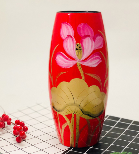 Lọ hoa sơn mài Bát Tràng vẽ sen hồng nền đỏ dáng boom 29cm