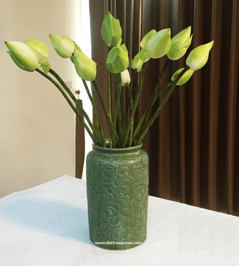 Lọ hoa Bát Tràng men C khắc nổi hoa phù dung dáng ống