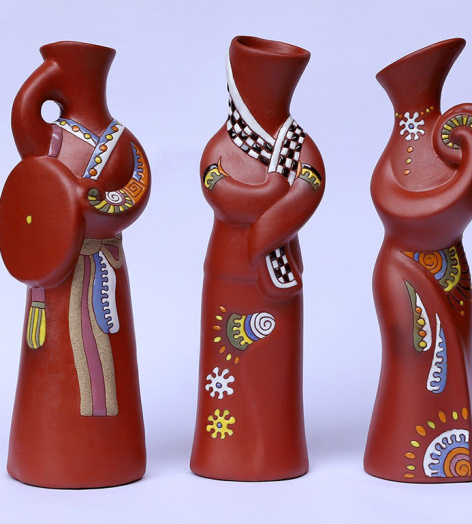 Lọ hoa gốm Bát Tràng ba cô gái Bắc Trung Nam