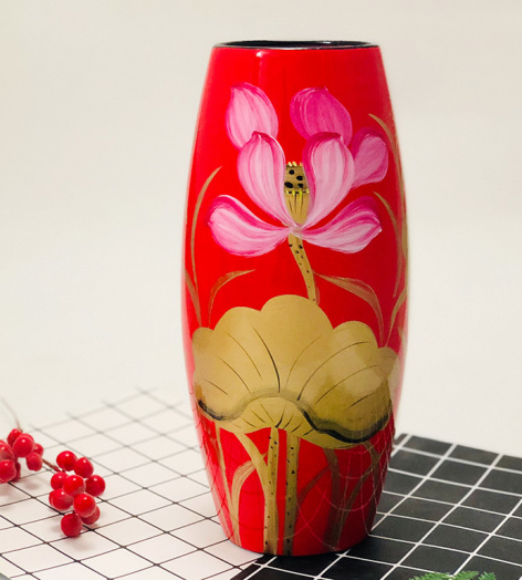 Lọ hoa sơn mài Bát Tràng vẽ sen hồng nền đỏ dáng boom 29cm